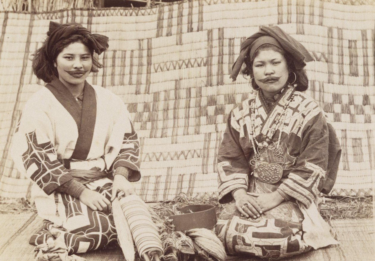 Kobiety Ainu, ok. 1890 (srebrna odbitka żelatynowa) autorstwa Kenzô Tamoto