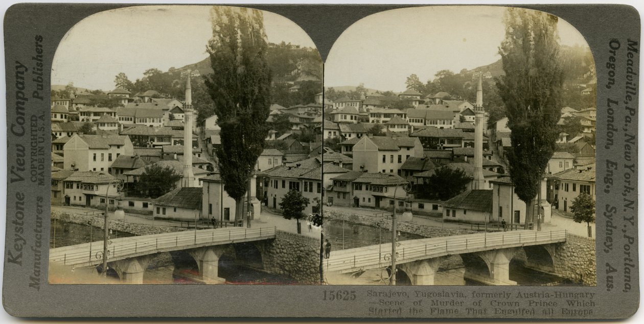 Pozioma, sepia stereokarta przedstawiająca widok Sarajewa, Bośni i Hercegowiny. Na pierwszym planie most przerzucony nad rzeką, w tle widać różne budynki. Stereograf Keystone numer 15625. Tytuł brzmi autorstwa Keystone View Company