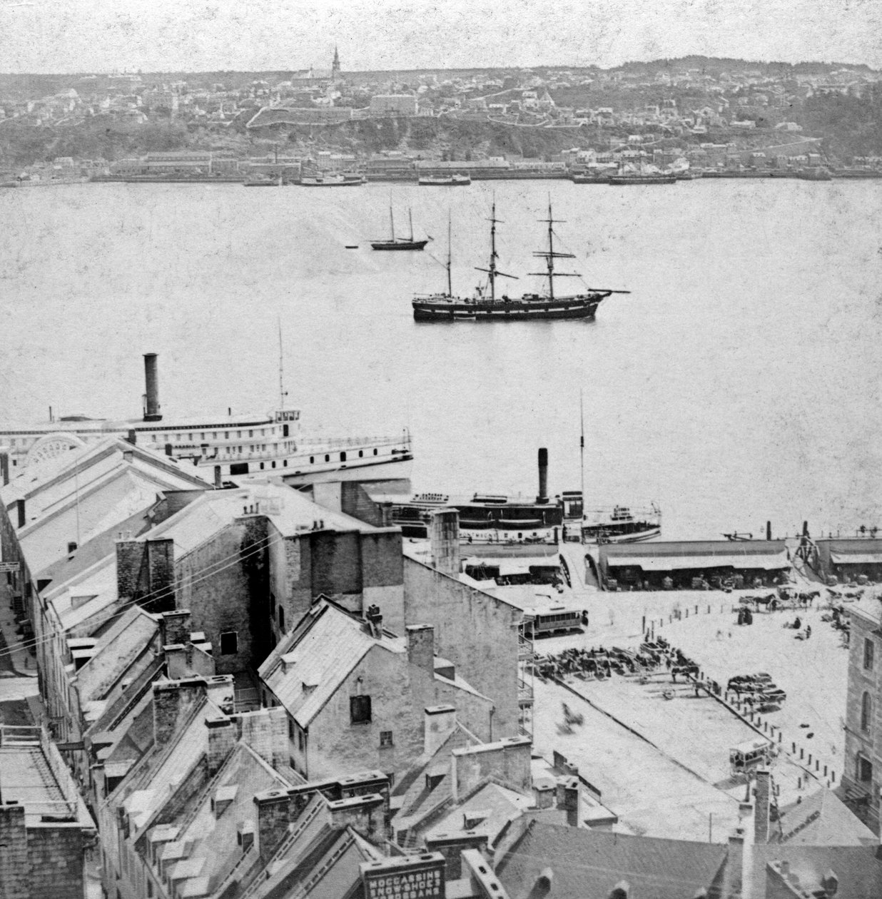 Widok z tarasu Dufferin, Quebec, Kanada. autorstwa Kilburn Brothers