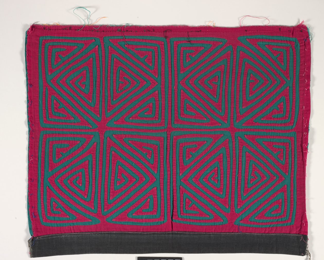 Panel koszuli (mola), ok. 1950 r. (bawełna z aplikacjami) autorstwa Kuna Indian Culture