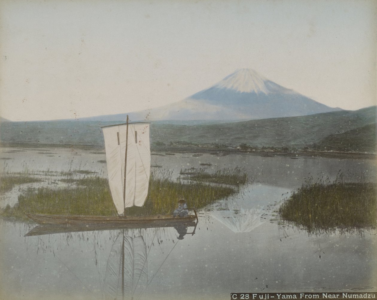 Fuji-Yama From Near Numadzu, ok.1890 (odbitki albumów w kolorze srebrnym z nałożonym kolorem) autorstwa Kusakabe Kimbei
