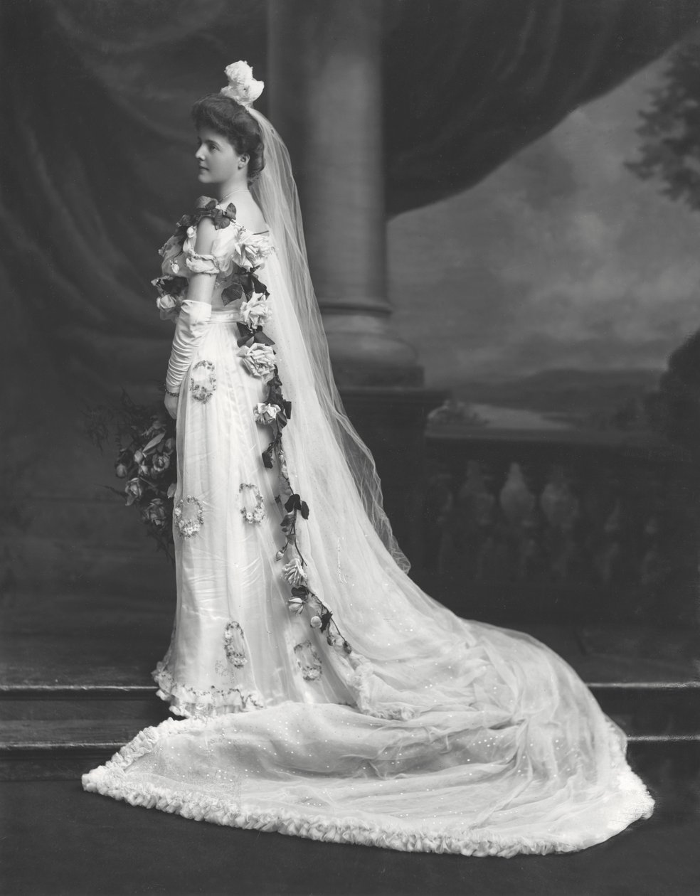 Panna Sheila Cooper, sfotografowana przy okazji prezentacji na dworze autorstwa Lafayette Studio