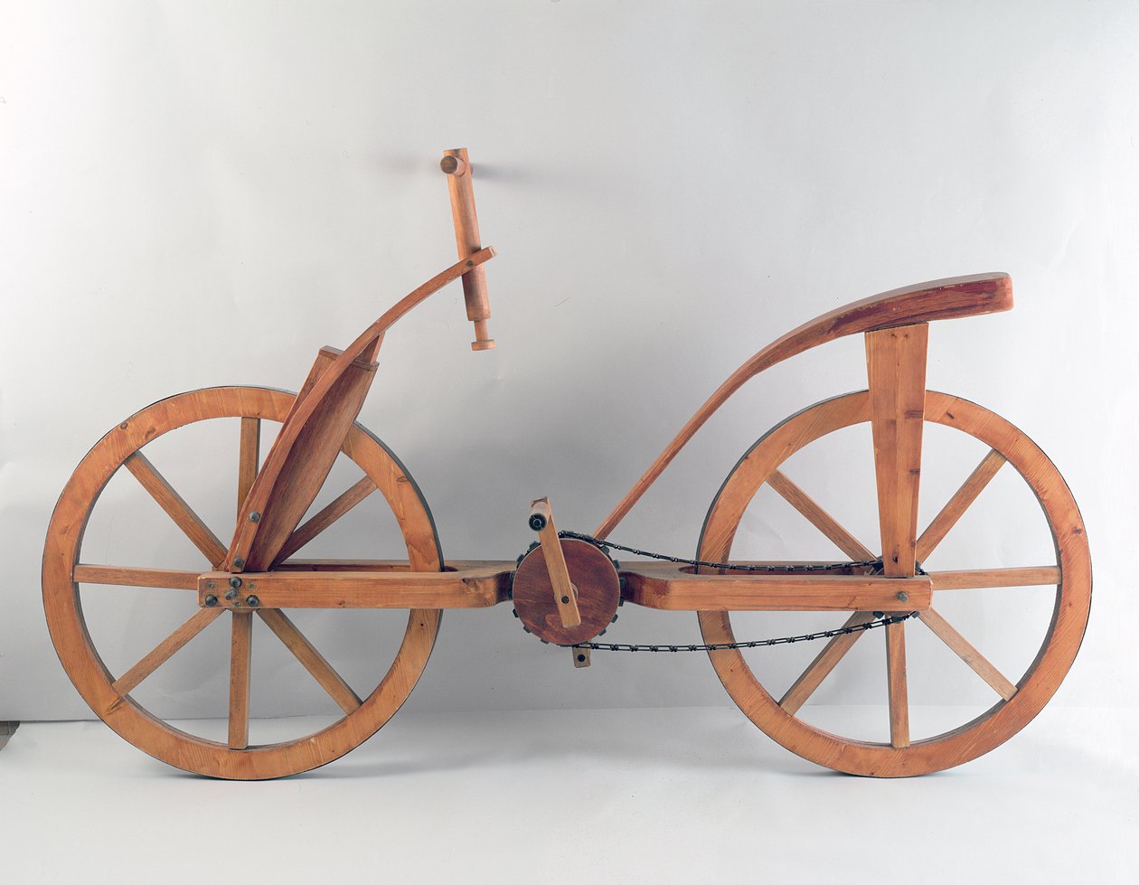 Rekonstrukcja projektu roweru da Vinci (drewno) autorstwa Leonardo da Vinci