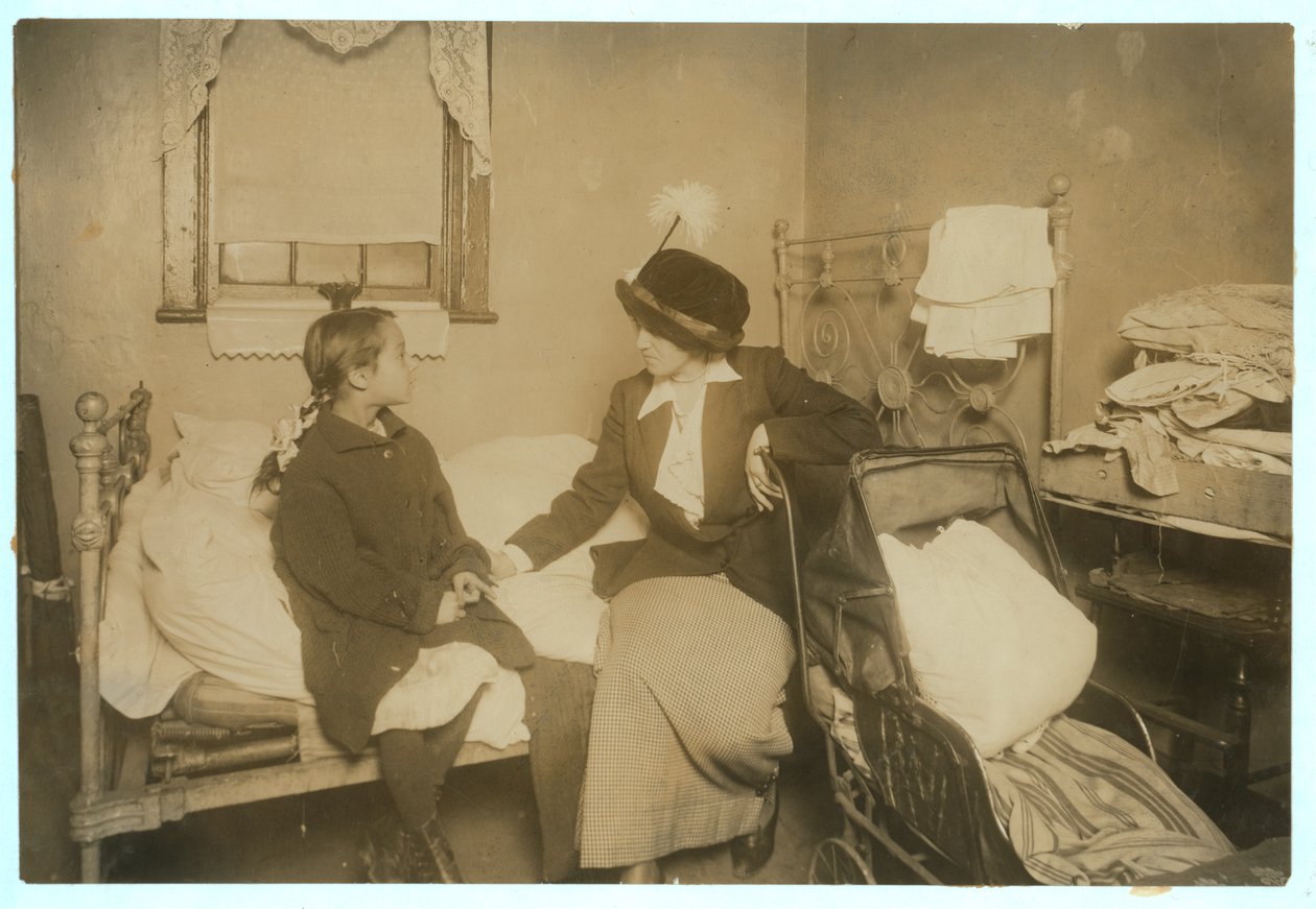 Śledczy rozmawiający z Idą List, 124 Ridge Street, Nowy Jork, 16 września 1913 r. autorstwa Lewis Wickes Hine