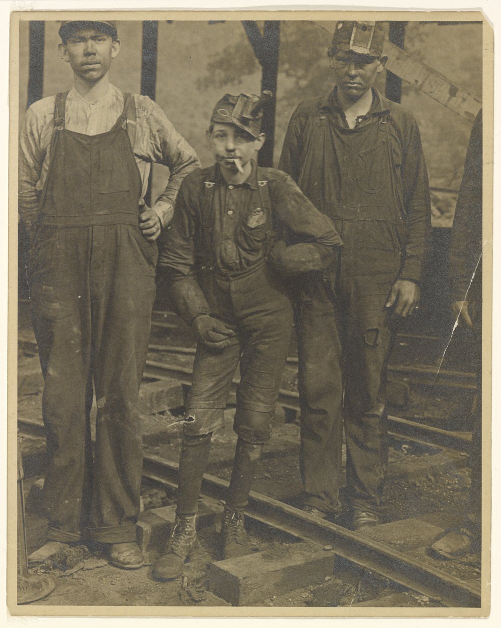 [Trzech górników (S. Pittston, Pensylwania)]. autorstwa Lewis W. Hine