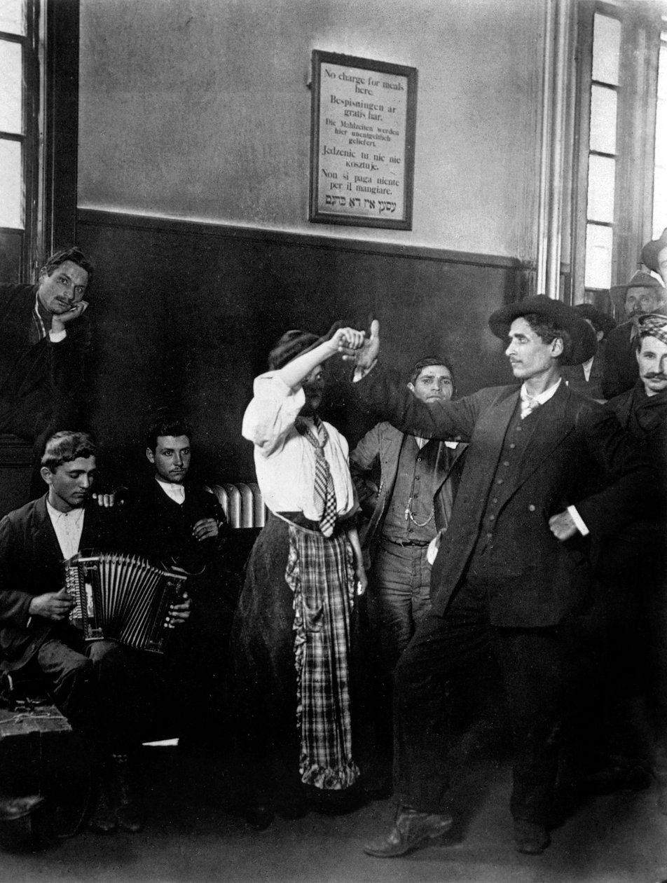 Imigranci na Ellis Island autorstwa Lewis Wickes Hine