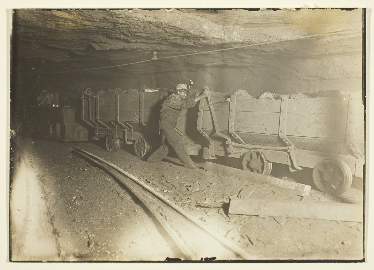 Bez tytułu (Wagony z węglem w kopalni) autorstwa Lewis Wickes Hine
