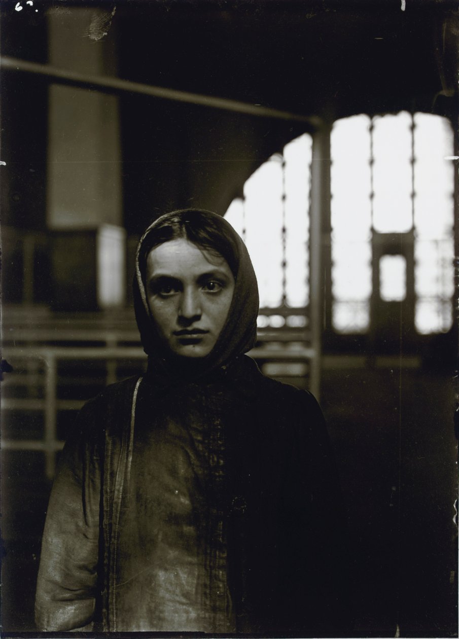 Młoda rosyjska Żydówka, Ellis Island, 1905 autorstwa Lewis Wickes Hine