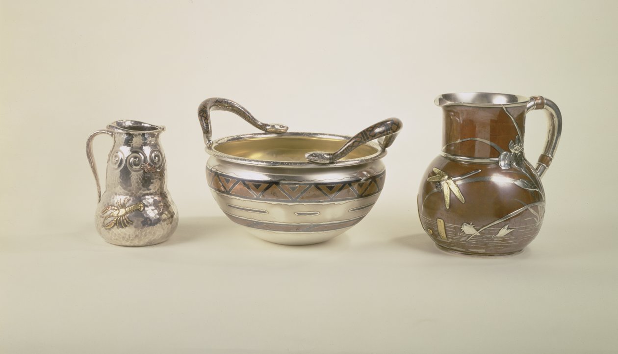 Po lewej: dzbanek na wodę ze sceną basenową; Środek: ośmiolitrowa miska do chrztu; Po prawej: dzbanek w formie podwójnej tykwy, Tiffany i Co autorstwa Louis Comfort Tiffany