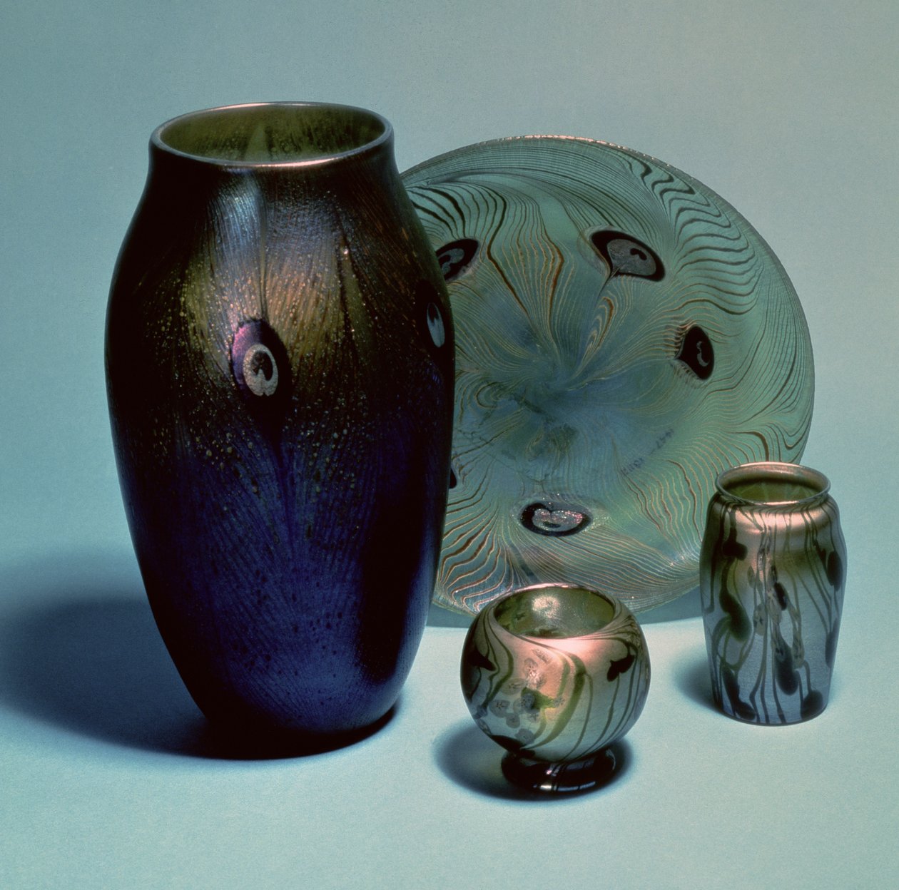 Talerz i wazony Tiffany favrile, Nowy Jork, ok. 1890 (szkło) autorstwa Louis Comfort Tiffany