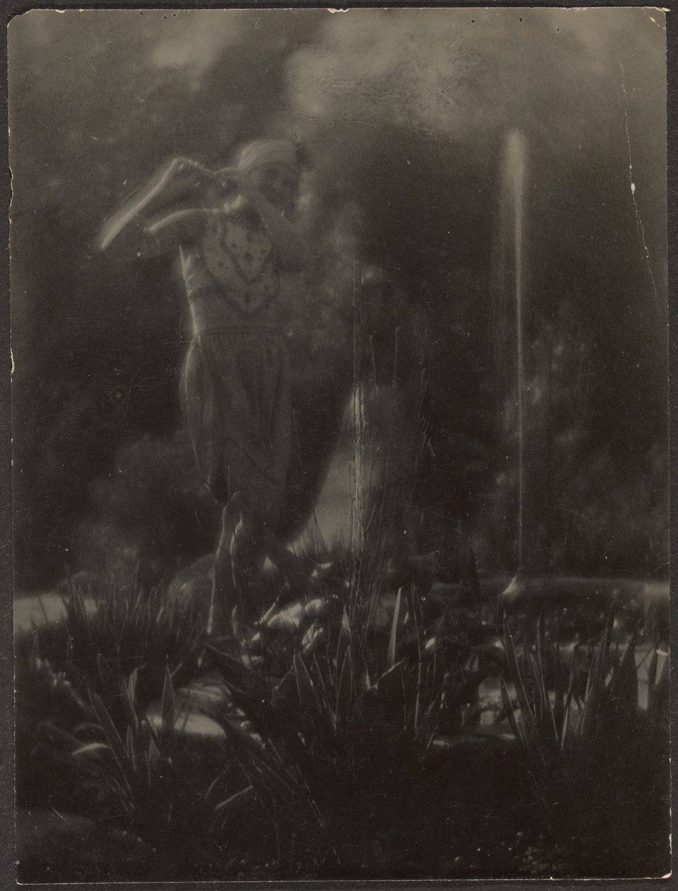 [Tancerka w ogrodzie] autorstwa Louis Fleckenstein