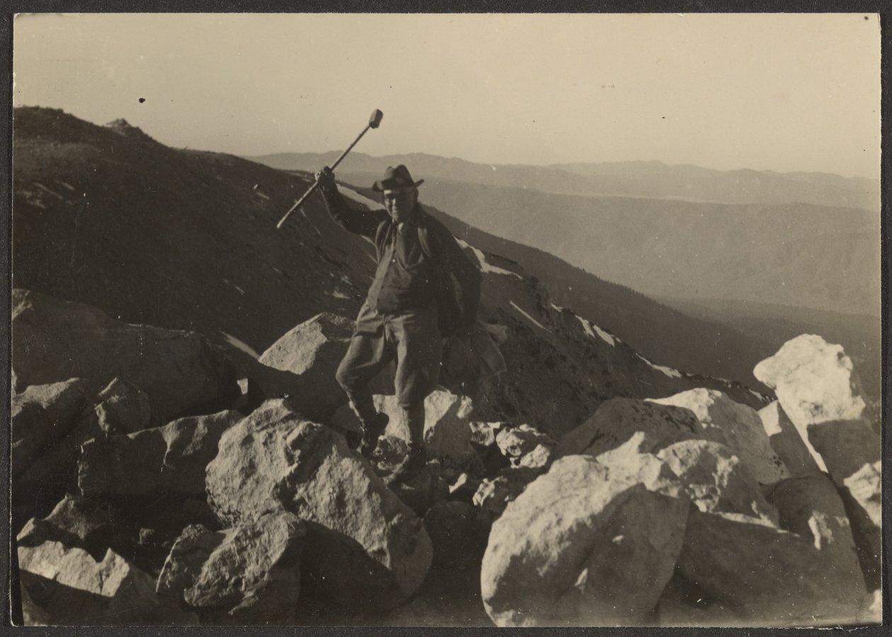[Fleckenstein on Rocks] autorstwa Louis Fleckenstein