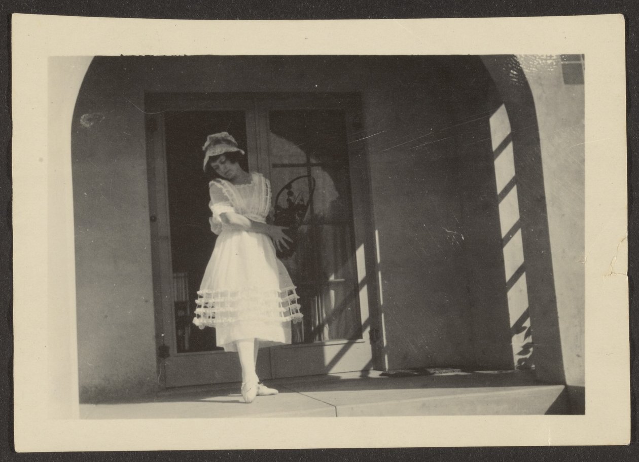 [Florence Dancing on Porch] autorstwa Louis Fleckenstein