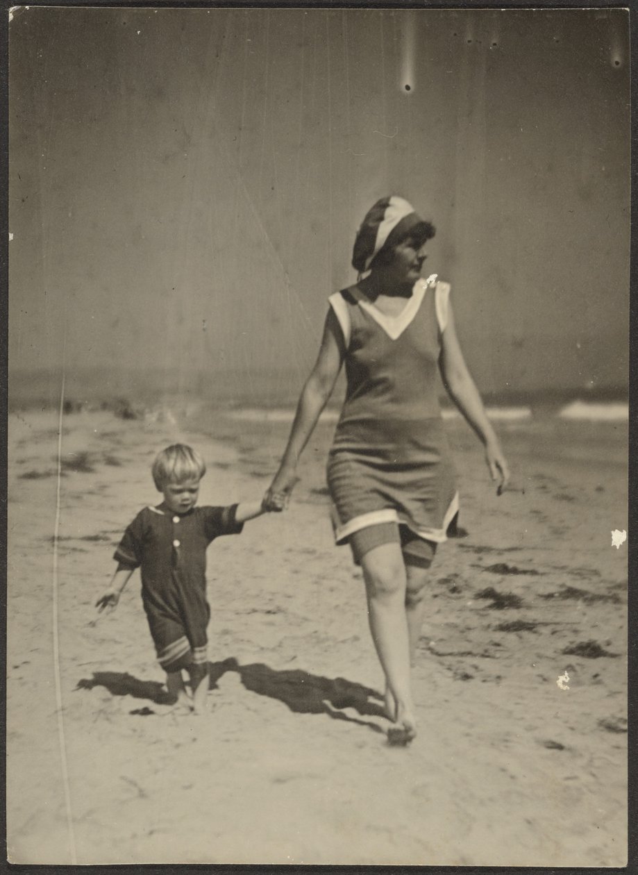 [Florence i niemowlę spacerujące po plaży]. autorstwa Louis Fleckenstein