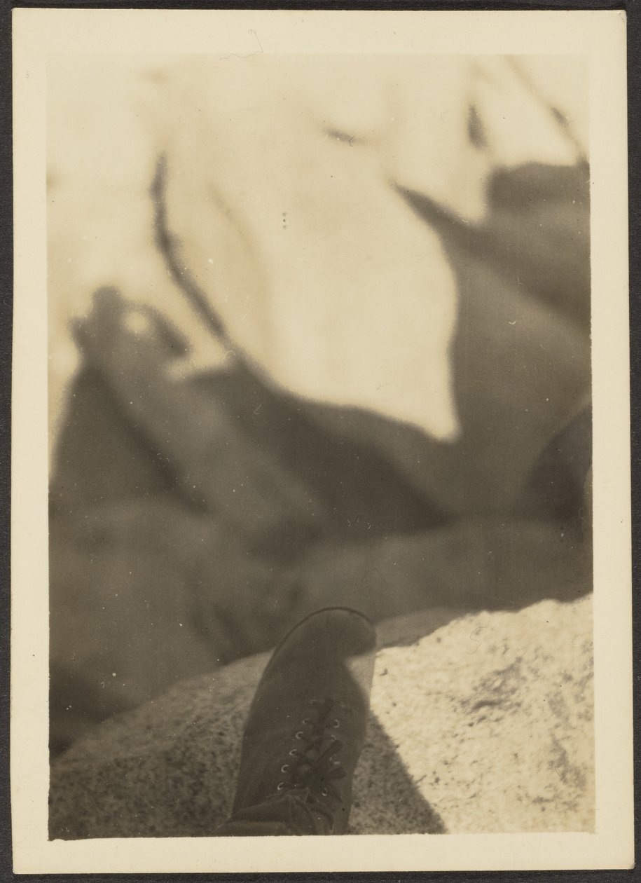 [Shoe on Rocks] autorstwa Louis Fleckenstein