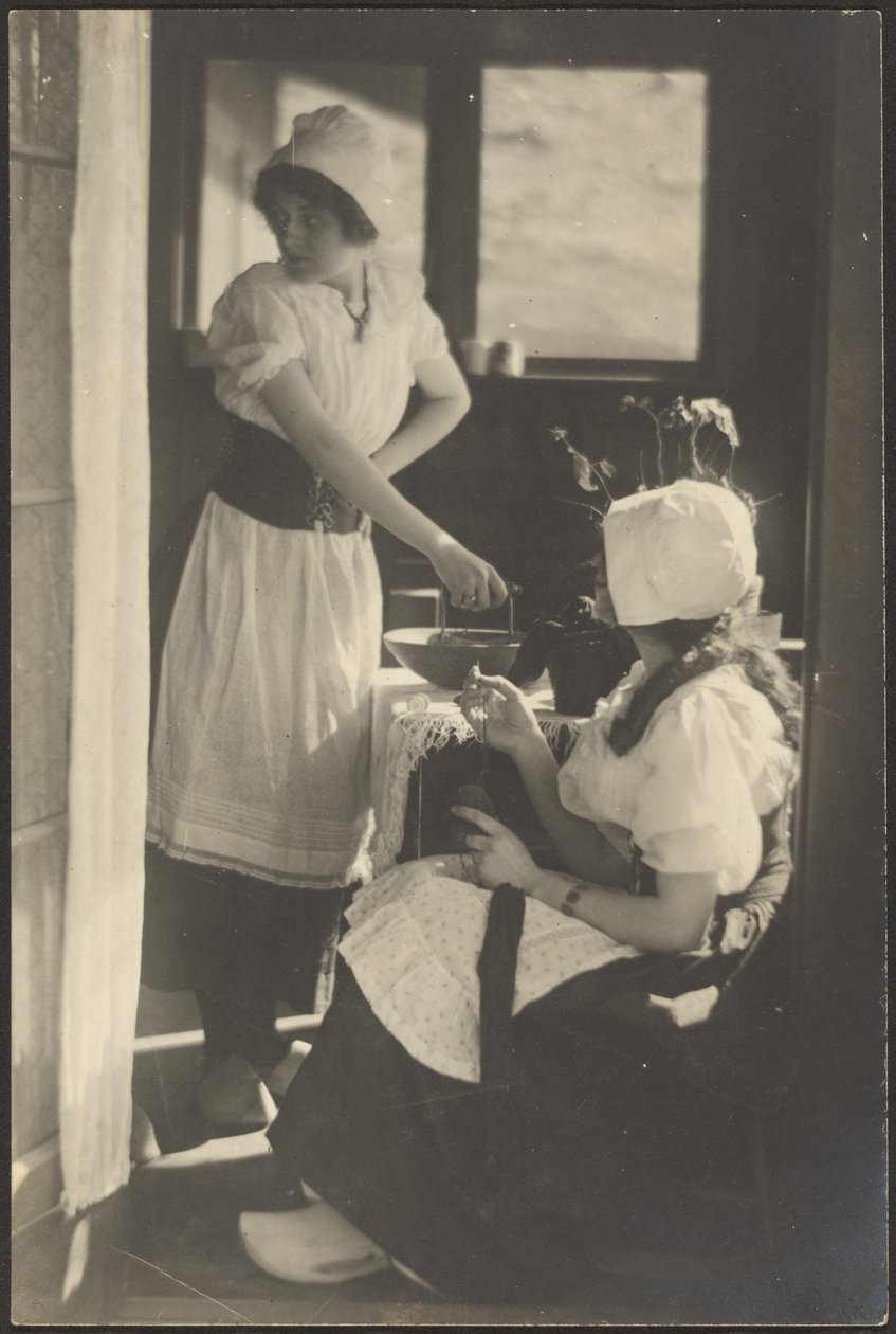 [Dwie kobiety w holenderskich strojach]. autorstwa Louis Fleckenstein