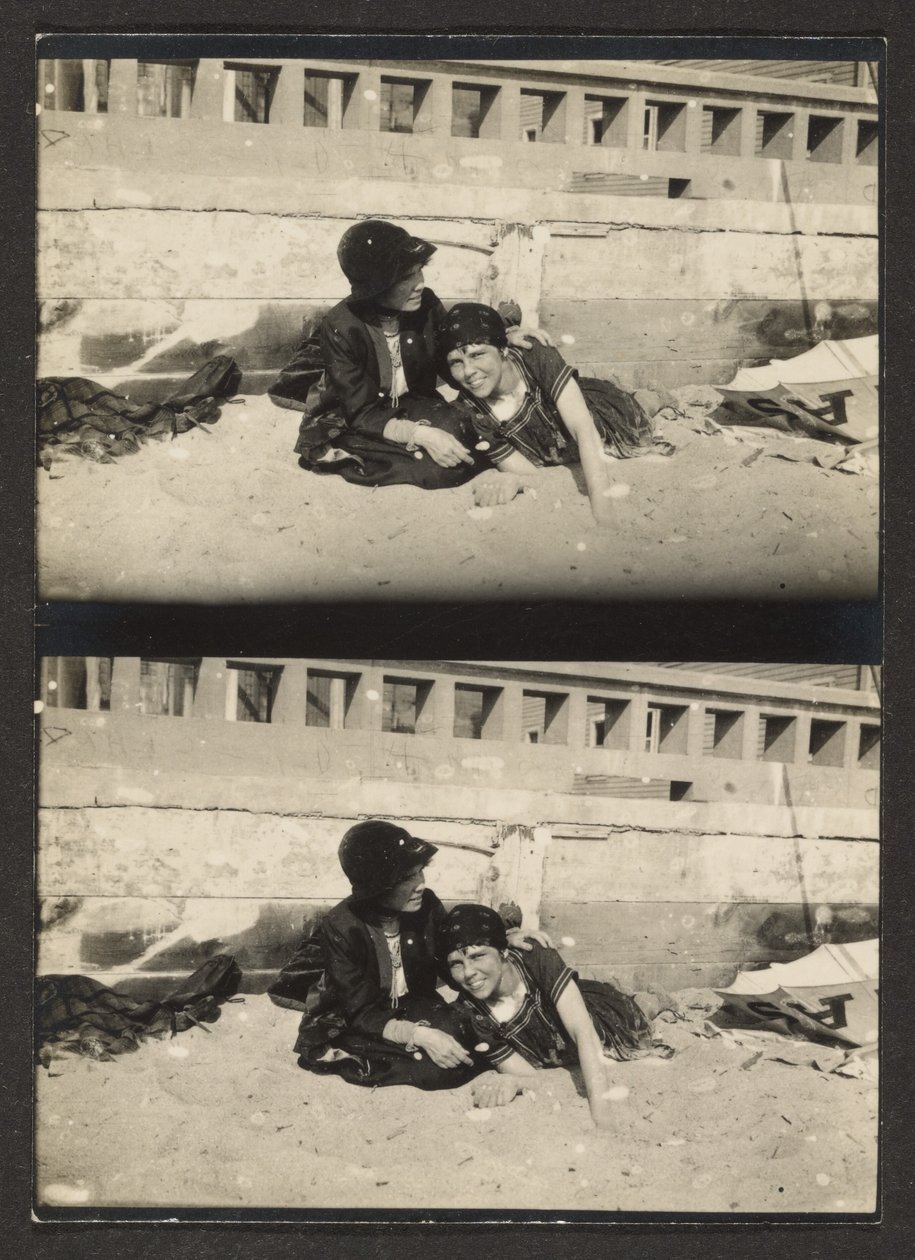 [Dwie kobiety na plaży, ponownie sfotografowane]. autorstwa Louis Fleckenstein