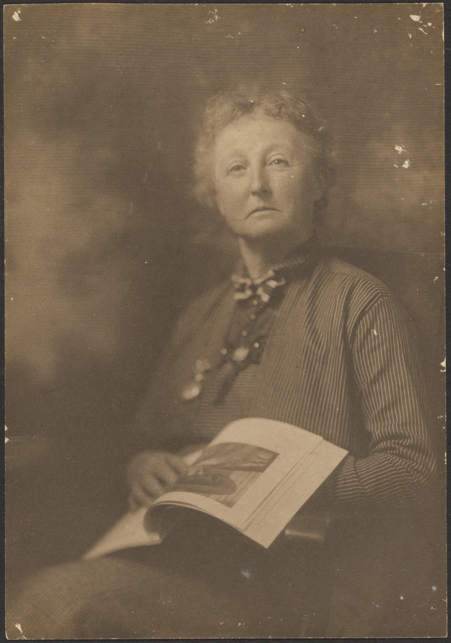 [Woman Holding Magazine] autorstwa Louis Fleckenstein