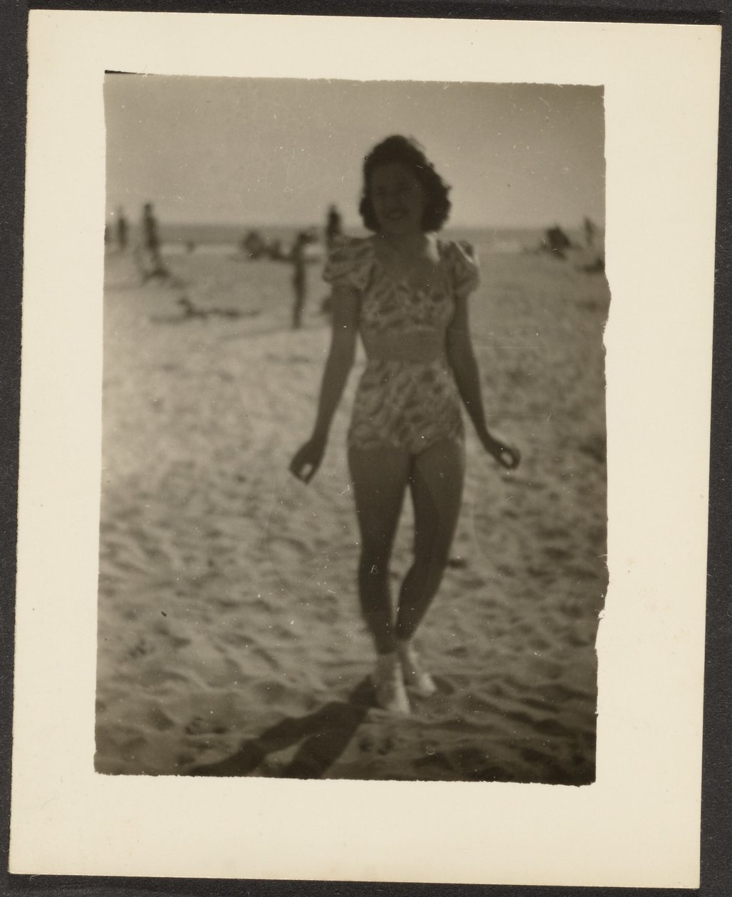 [Kobieta w bikini] autorstwa Louis Fleckenstein