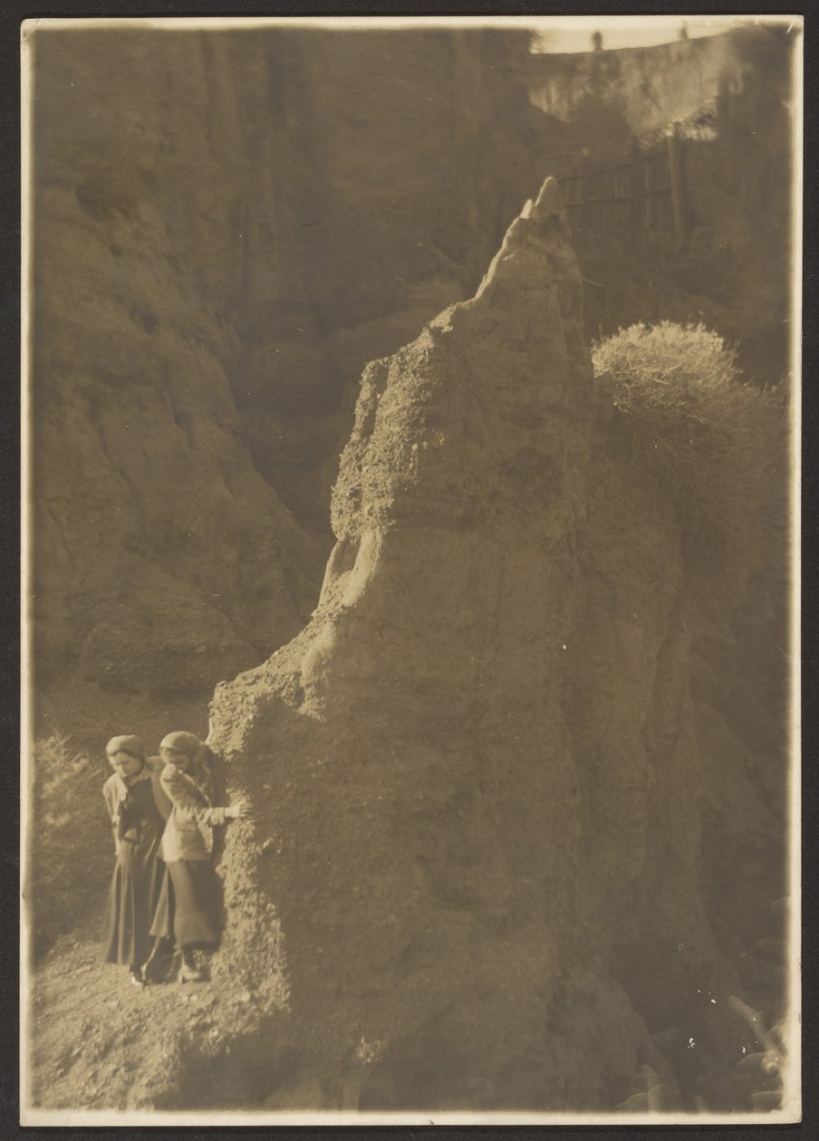 Młode kobiety w skalistym wąwozie [Young Women in Rocky Ravine]. autorstwa Louis Fleckenstein