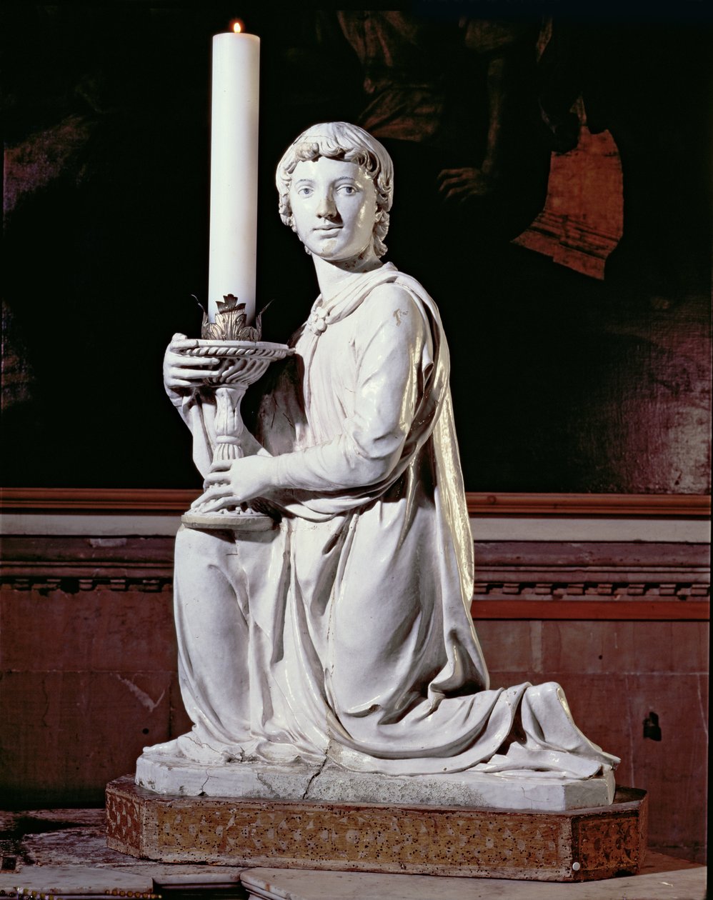 Anioł trzymający świecę (ceramika szkliwiona) (szczegóły patrz 97635) (dla pary patrz 97637-8) autorstwa Luca Della Robbia