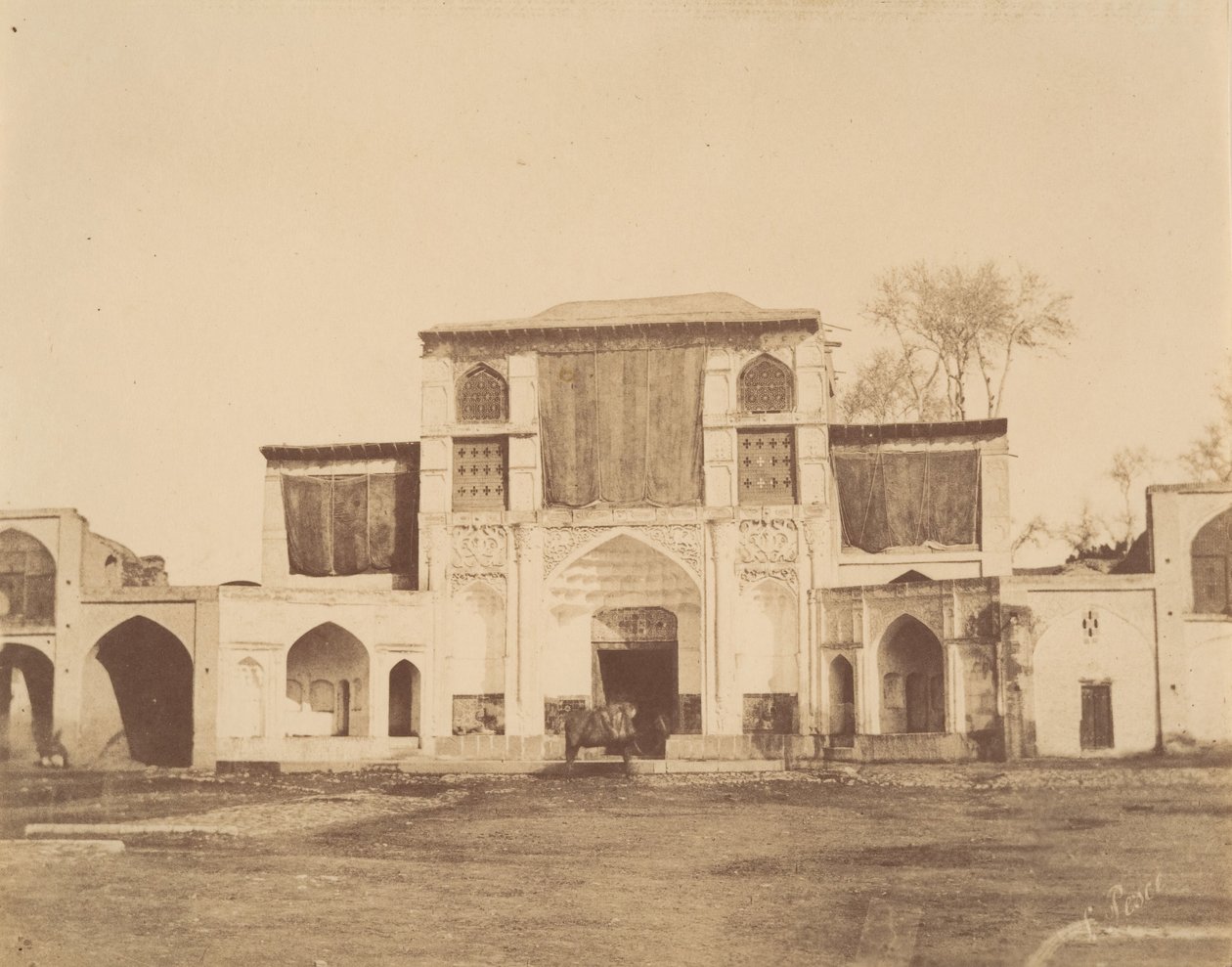 [The Sublime Porte, Teheran, Iran], lata czterdzieste i sześćdziesiąte XIX wieku. autorstwa Luigi Pesce