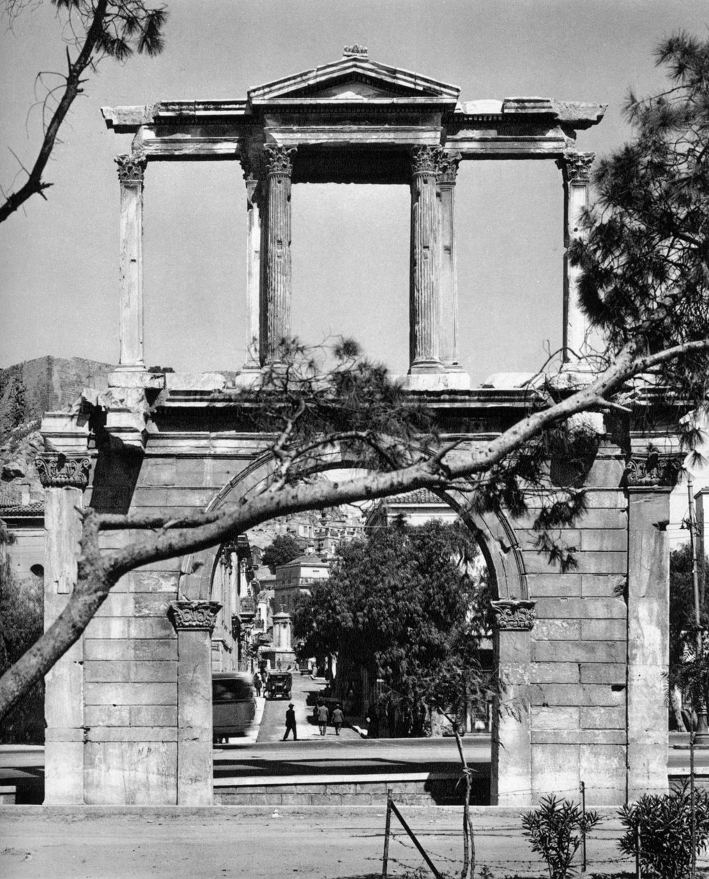 Łuk Hadriana, Ateny, 1937. autorstwa Martin Hurlimann