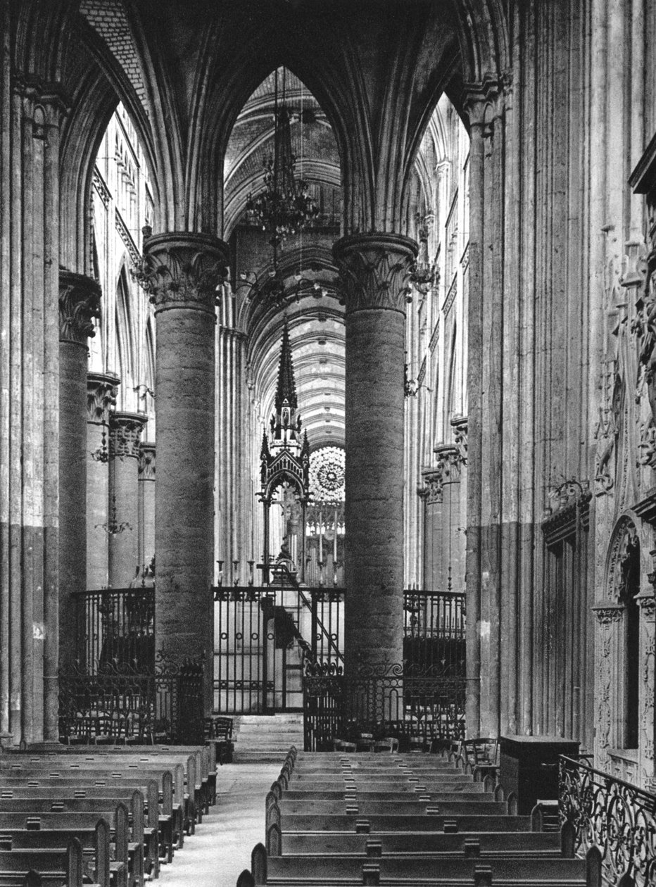 Wnętrze katedry w Rouen, Francja, 1937. autorstwa Martin Hurlimann