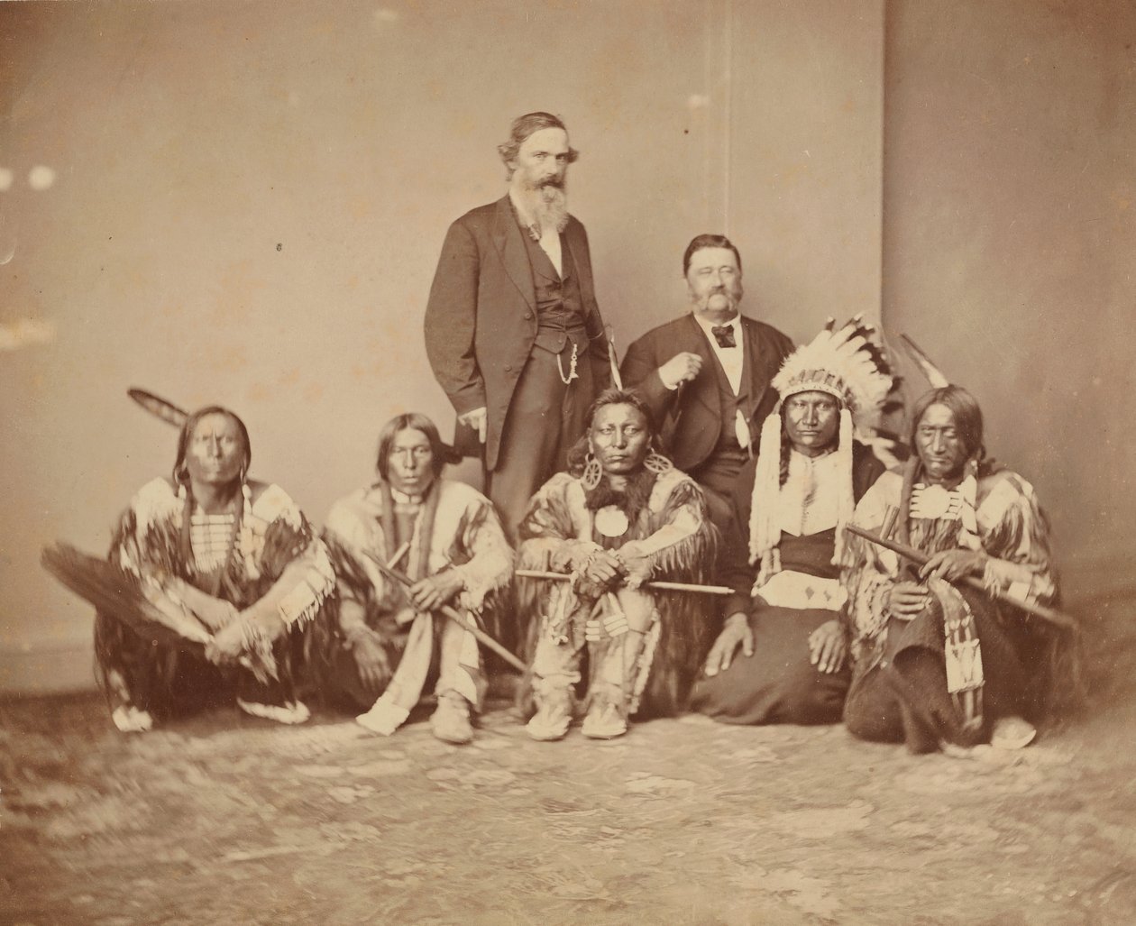 Generał JE Smith i Indianie, 1870. autorstwa Mathew Brady