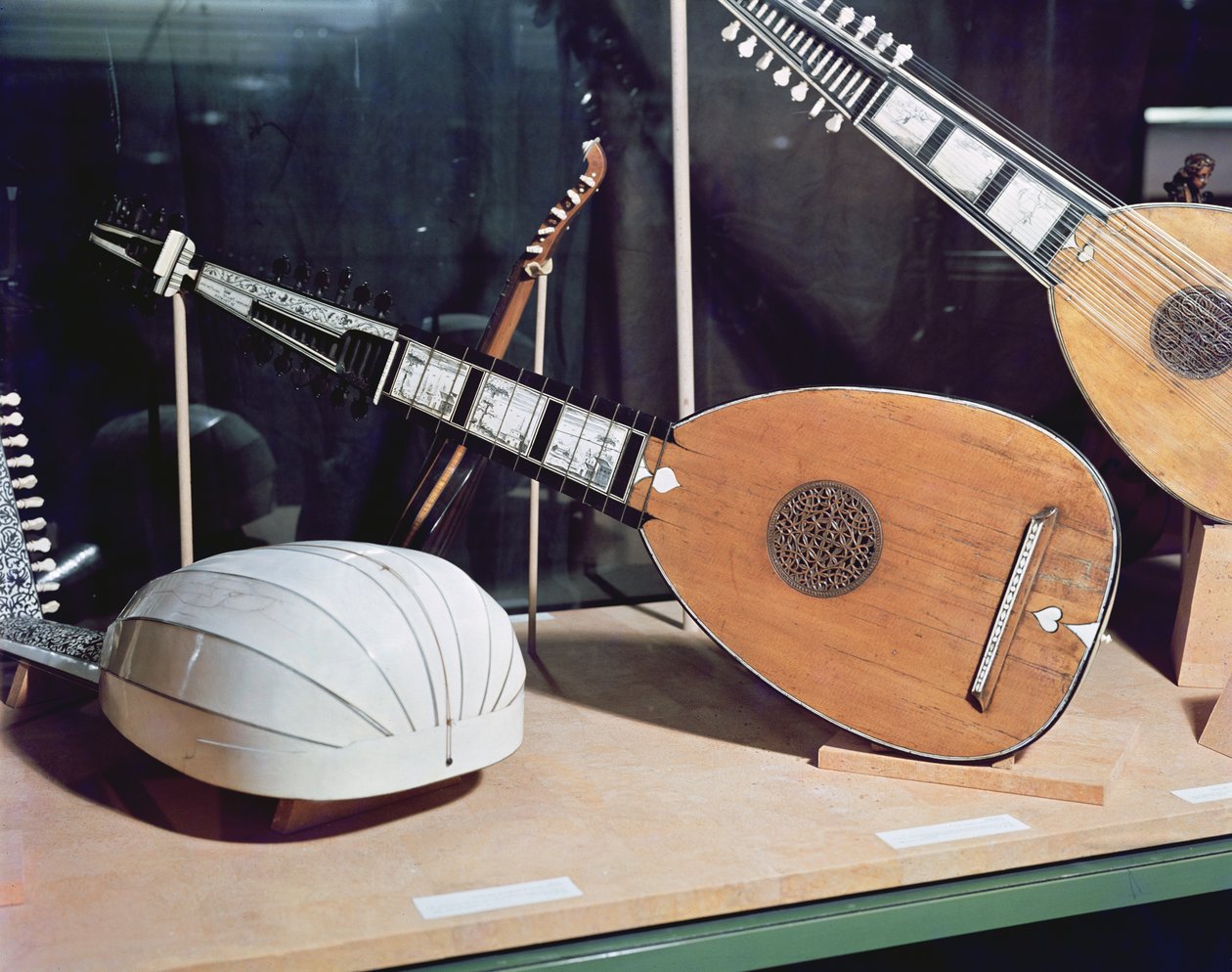 Theorbo, 1637 autorstwa Matteo Sallas