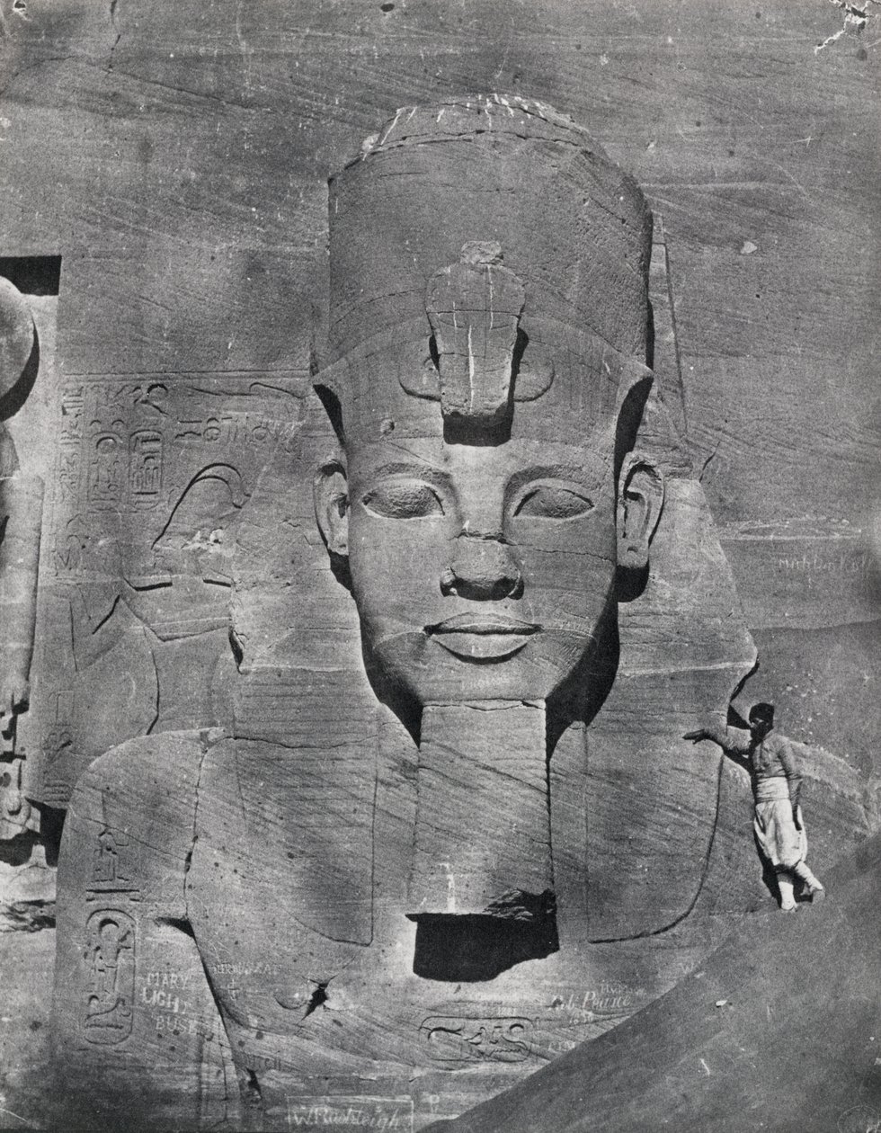 Kolosalny posąg Ramzesa II w Abu Simbel, 1850 autorstwa Maxime Du Camp