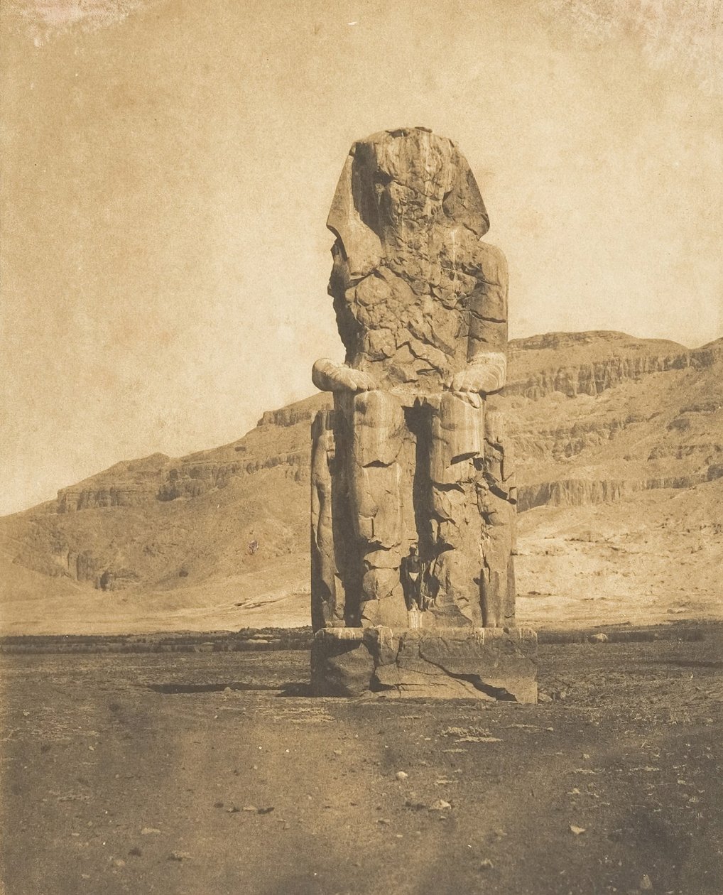 Monolityczny kolos Amenophisa III w Tebach, 1849-50. autorstwa Maxime Du Camp