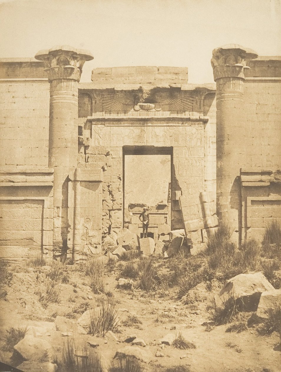 Propyleje Thutmoseum w Tebach Medinet-habou, 1849-50. autorstwa Maxime Du Camp