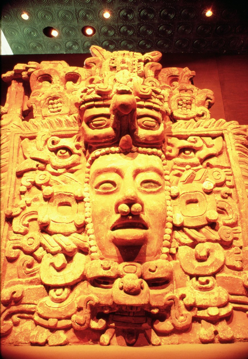 Fragment ściany świątyni z głową boga słońca autorstwa Mayan