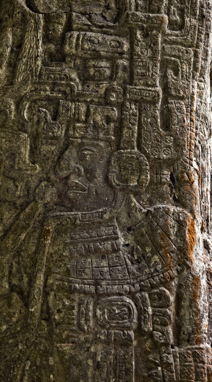 Szczegół Stela 14 przedstawiający piłkarza w stylu Majów nieklasycznych, kamień Terminal Classic autorstwa Mayan