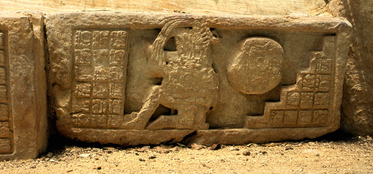 Płaskorzeźba przedstawiająca gracza grającego w piłkę, piłkę i glify opisujące, późny okres klasyczny (700-900 ne) autorstwa Mayan