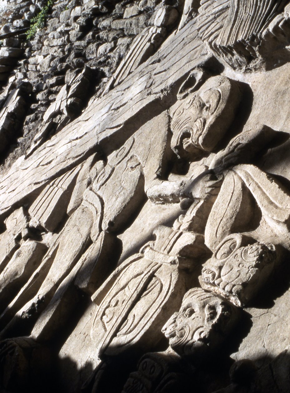 Relief na piramidzie, okres późnego klasyku (600-900 ne) (stiuk) autorstwa Mayan