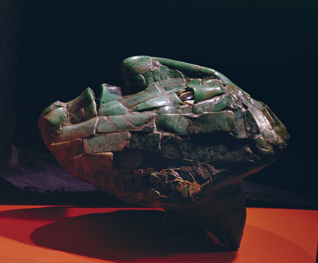 Widok z boku maski mozaikowej, z Palenque, Chiapas (jadeit) autorstwa Mayan