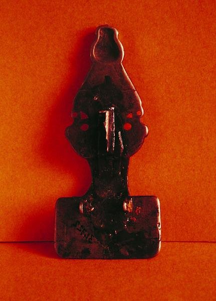Fibula Charnay (metal) (rewers) autorstwa Merovingian School Merovingian School