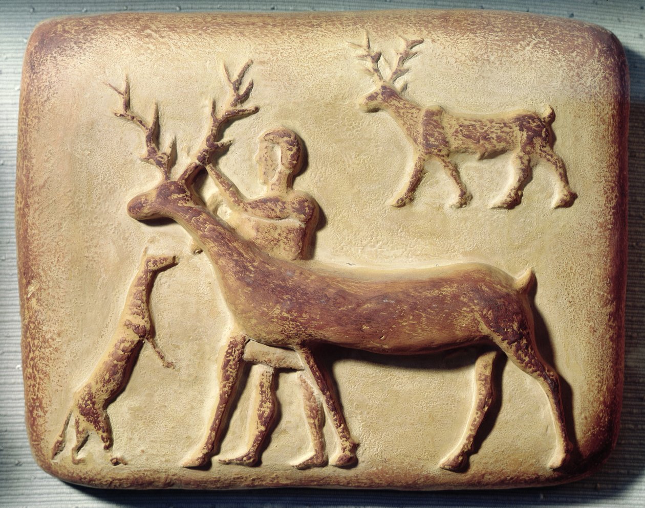 Malowana płaskorzeźba przedstawiająca mężczyznę z jeleniem, z Mari, Środkowy Eufrat autorstwa Mesopotamian