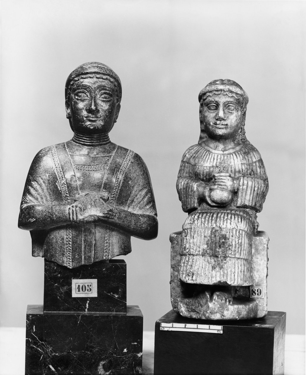 Kobieta w szalu, kobieta trzymająca aryballos, widok z przodu, neosumeryjska, z Telloh, starożytne Girsu, ok. 2150 pne (chloryt) (zob. też 286960, 286961) autorstwa Mesopotamian