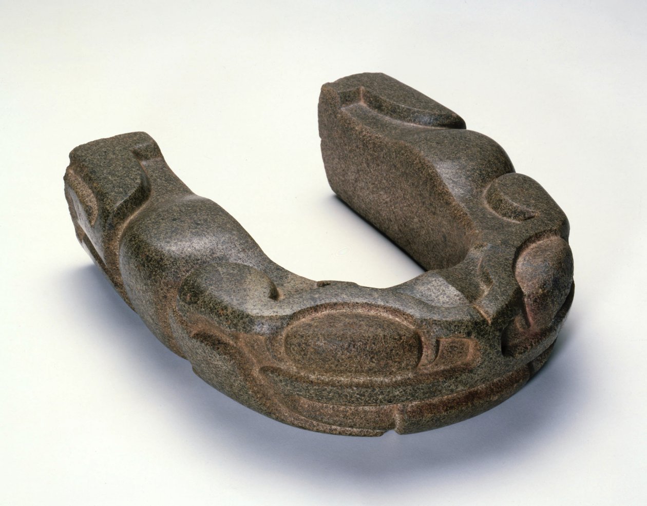 Ceremonialne jarzmo do gry w piłkę, ok.250-900 (Dioryt) autorstwa Mexican School