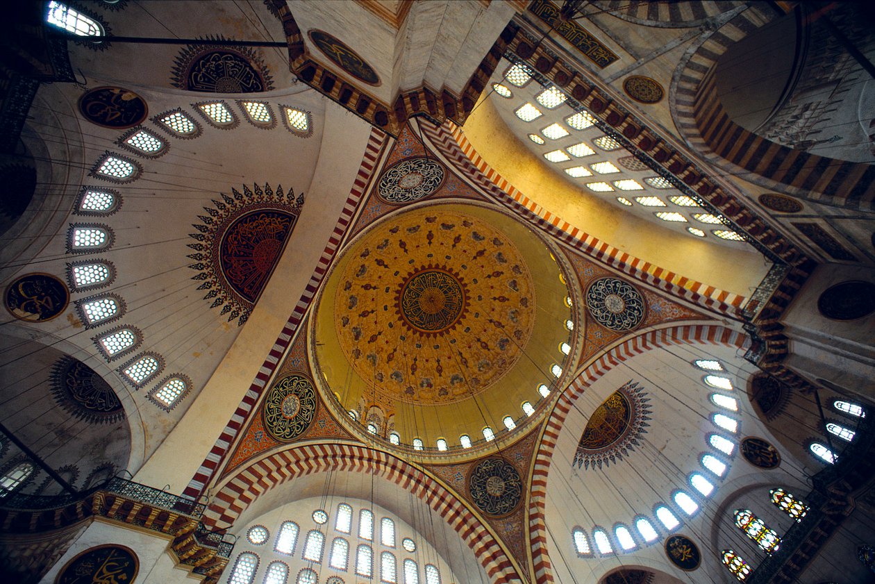 Wnętrze Meczetu Sulejmana Wspaniałego autorstwa Mimar Sinan