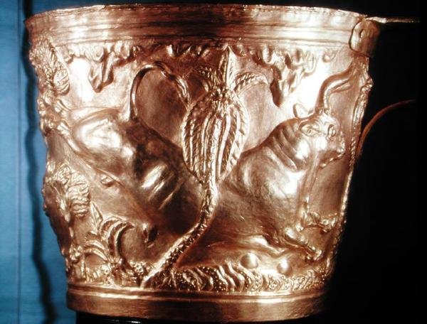 Kielich przedstawiający dzikiego byka, znaleziony w królewskim grobowcu Vaphio, Sparta, późny Minoan I, ok. 1500 pne (złoto) (patrz także 148826) autorstwa Minoan