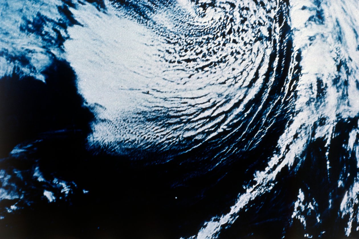 Ziemia z kosmosu - cyklon, ok. 1980r. autorstwa NASA Images