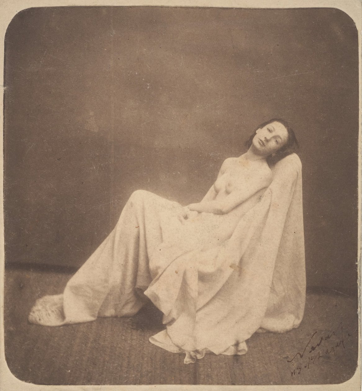 [Model siedzący, częściowo udrapowany], 1856-59. autorstwa Nadar