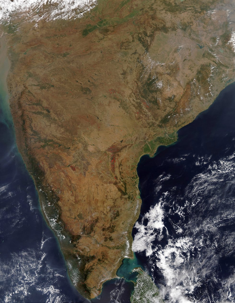 Widok satelitarny na Półwysep Indyjski. Sri Lanka jest widoczna pod chmurą w prawym dolnym rogu. Źródło: NASA. Nauka Ziemia Geologia Oceanografia autorstwa National Aeronautics and Space Administration National Aeronautics and Space Administration