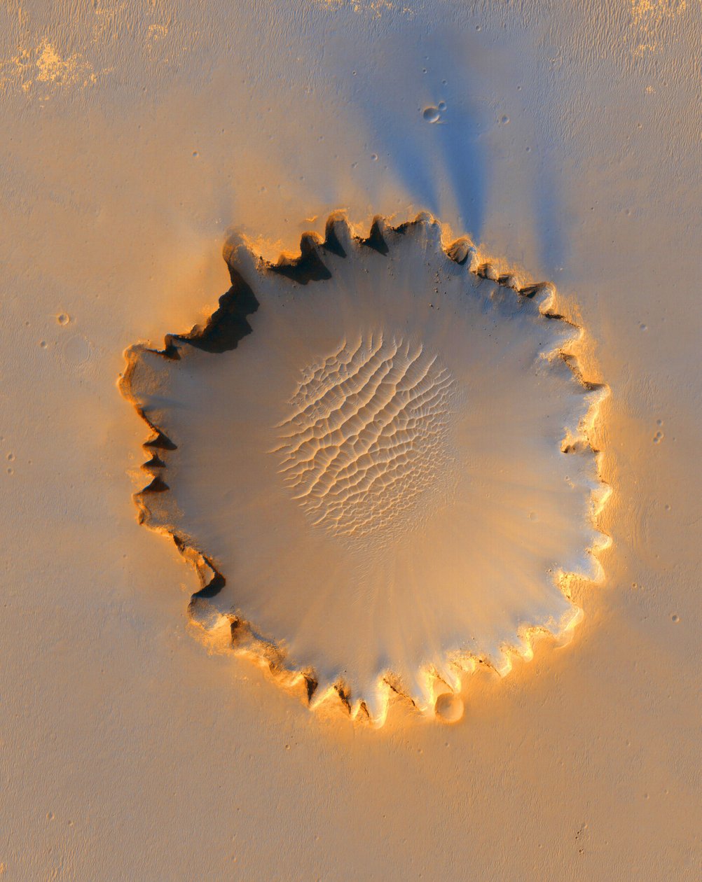 Krater Wiktorii, krater uderzeniowy w Meridiani Planum, w pobliżu równika Marsa, o średnicy około 800 metrów. Ząbkowana felga jest spowodowana erozją. Kredyt NASA. Nauka Astronomia Planeta autorstwa National Aeronautics and Space Administration National Aeronautics and Space Administration