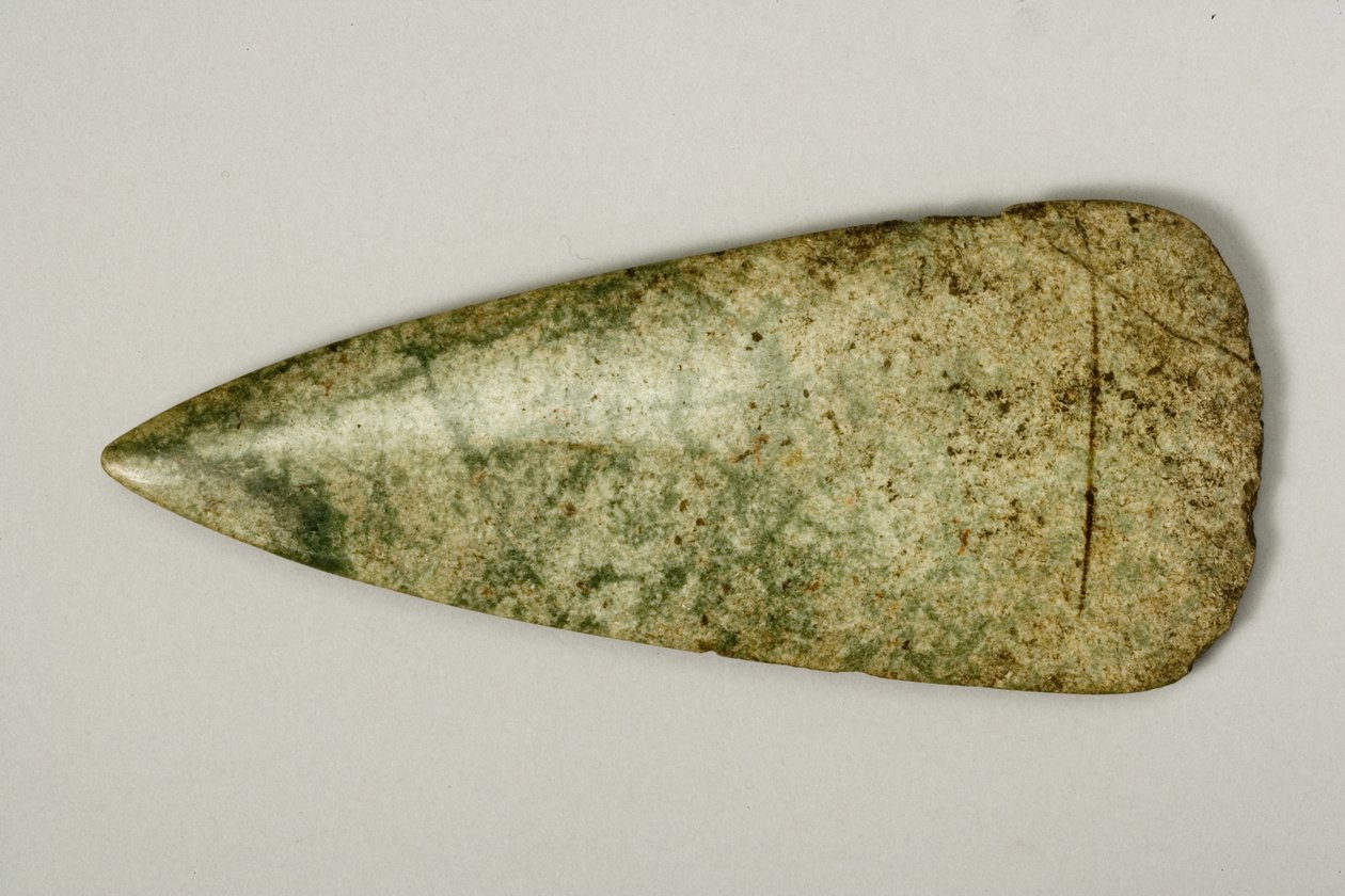 Siekiera, 4500-2500 pne (polerowany zielony kamień) (patrz 270530 na verso) autorstwa Neolithic