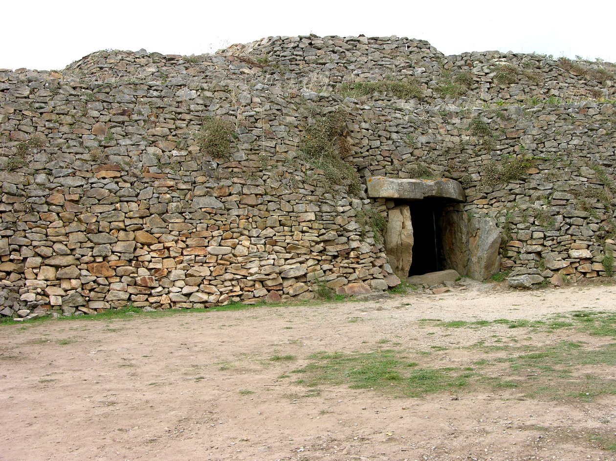 Wejście do grobu przejazdowego, odkryte w 1825 r. autorstwa Neolithic